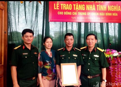 Lữ đoàn Phòng không 283 bàn giao nhà đồng đội