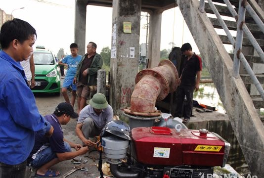 Lắp 3 máy bơm khủng chống ngập chợ Vinh