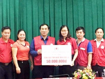 Hội Chữ thập đỏ tỉnh tiếp nhận 50 triệu đồng cứu trợ lũ lụt