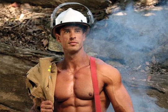 Thân hình cơ bắp chuẩn sáu múi của lính cứu hỏa Australia