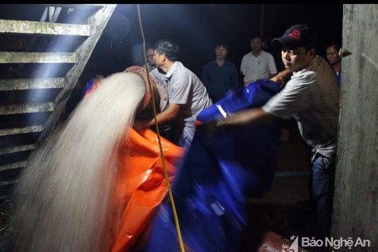 Trắng đêm bơm nước phòng ngập Chợ Vinh