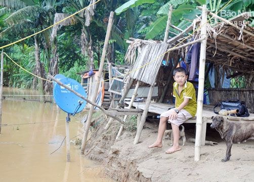 Cận cảnh cuộc sống bấp bênh của dân xóm chài ngày mưa lũ