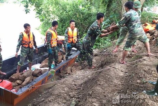 Hàng trăm chiến sỹ chuyển đá ra giữa sông nắn dòng chảy cứu đê sông Vinh