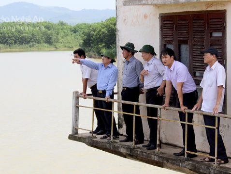 Phó Chủ tịch UBND tỉnh kiểm tra các điểm ách yếu trước cơn bão số 11