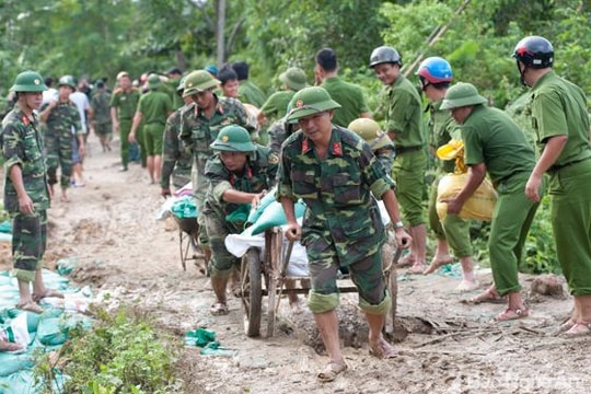 Toàn cảnh ứng cứu đê sông Vinh