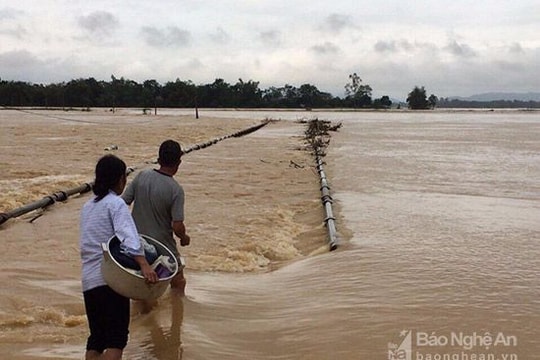 Hãi hùng người dân mạo hiểm vượt nước lũ