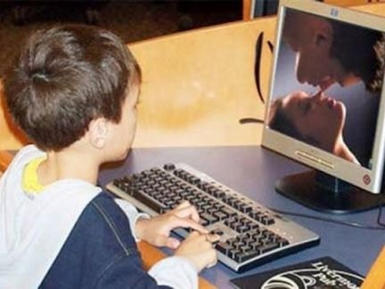 Bố mẹ phải làm gì khi con xem 'phim người lớn'?