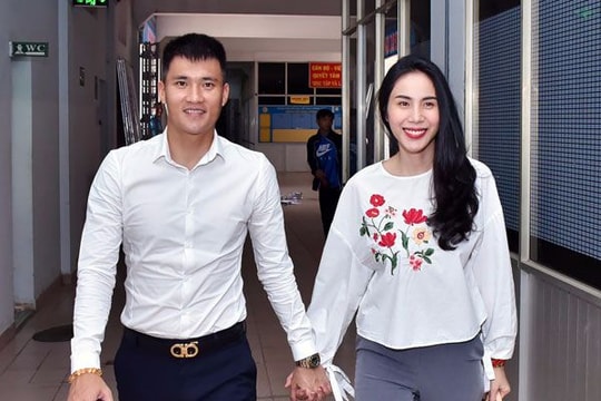 Công Vinh dẫn Thủy Tiên tham quan phòng thay đồ của CLB TP HCM