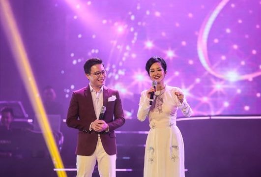 Hồng Nhung tự nhận quá trẻ so với độ tuổi cho phép