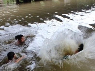 Rủ nhau đi câu, 5 học sinh chết đuối thương tâm
