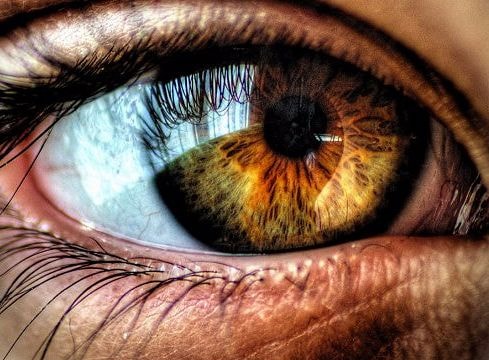 8 dấu hiệu ở mắt 'tố' sức khỏe cơ thể