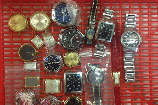 Giấu đồng hồ hàng hiệu trong ống quần để qua mặt hải quan