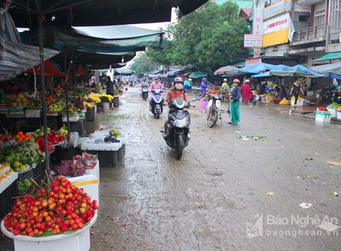 Tiểu thương chợ Vinh vực dậy kinh doanh sau ngập lụt