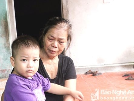 Xót cảnh hai em nhỏ mồ côi cả bố lẫn mẹ