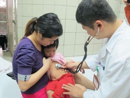 Cách đơn giản phòng bệnh viêm phổi cho trẻ lúc giao mùa