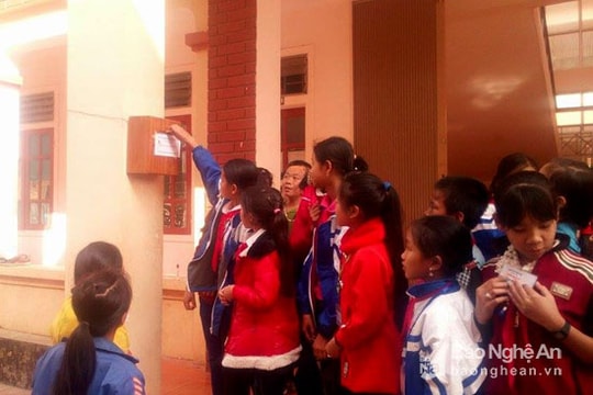 Học sinh vùng cao dành tiền giúp bạn nghèo