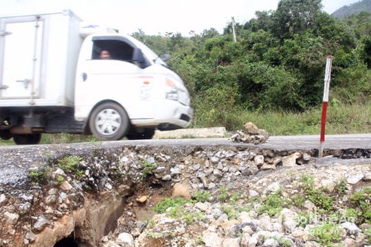 Sạt lở nghiêm trọng trên Quốc lộ 16