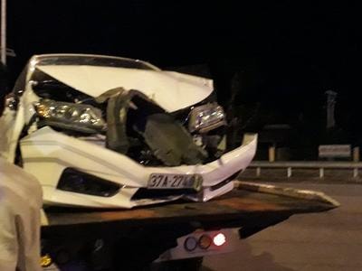 Xe máy đối đầu ôtô, 2 thiếu niên bay lên kính xe như trong phim