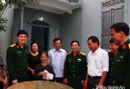 Bàn giao nhà tình nghĩa cho thân nhân liệt sỹ ở giáo xứ Bồ Sơn