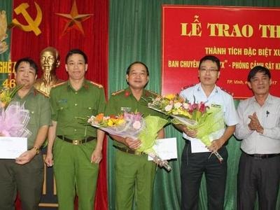 Chủ tịch UBND tỉnh khen thưởng Ban chuyên án xăng dầu 'bẩn'