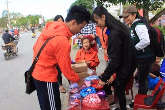 Sinh viên Nghệ bán hoa tươi gây quỹ từ thiện