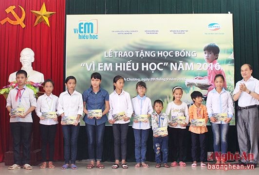 Trao 1.110 suất học bổng cho học sinh nghèo, vượt khó tại Nghệ An