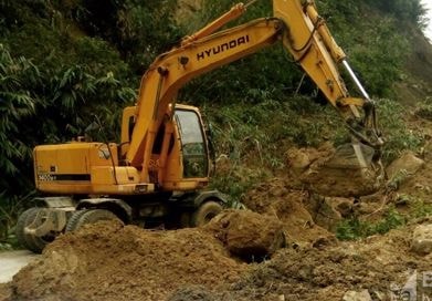 Khắc phục sạt lở tuyến Quốc lộ 16