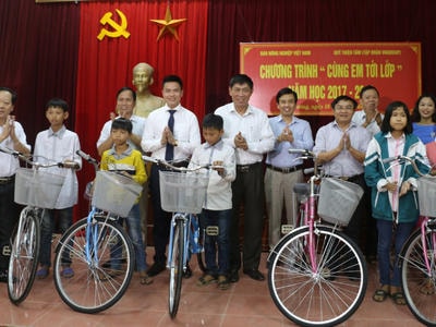 Trao tặng 50 xe đạp cho học sinh nghèo Đô Lương