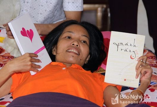 Ra mắt tự truyện của cô gái gần 20 năm chiến đấu với ung thư tủy sống