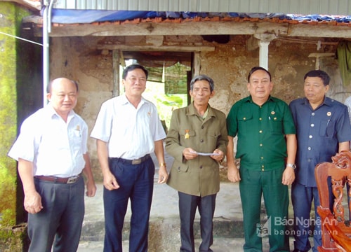 Trao tiền hỗ trợ gia đình cựu chiến binh sửa nhà bị sập do mưa bão