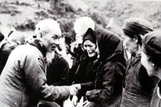 Những hình ảnh Bác Hồ với phụ nữ Việt Nam