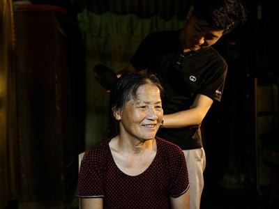 Ấm áp hình ảnh chàng trai 8X gội đầu, sàng gạo, nấu ăn cùng mẹ