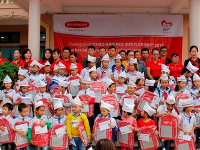 Bảo hiểm Dai-ichi Việt Nam tặng quà cho học sinh vùng lũ Nghệ An