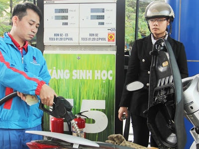 Xăng E5 giảm giá mạnh?