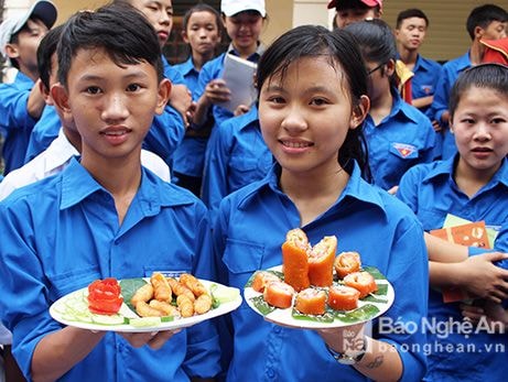 Học sinh Nghệ An thi làm bánh sắn chào mừng ngày Phụ nữ Việt Nam
