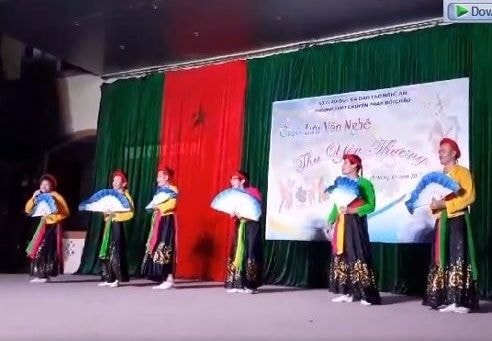 Thầy giáo trường Phan giả gái nhảy múa gây sốt mạng xã hội