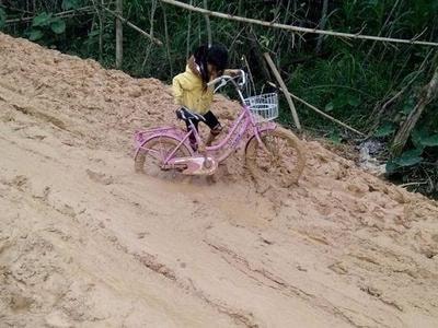 Đường thi công dang dở, dân cơ cực lội bùn