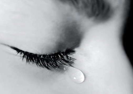 Nước mắt khống chế vi khuẩn, giảm đau