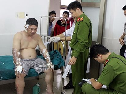 Người đàn ông bỏng nặng khi bị ném 'bom xăng'
