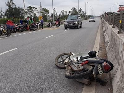 Đâm xe vào rào chắn đường bộ và đường sắt, nam thanh niên bất tỉnh