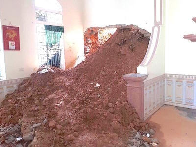 Sạt lở núi, đất đá tràn vào ngập nhà dân ở Nam Đàn