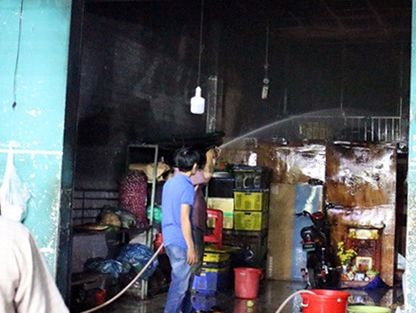 Lửa thiêu rụi ki ốt bán hàng, gia đình 4 người kẹt trong đám cháy