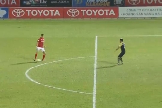 Thủ môn Thanh Hóa sai lầm ngớ ngẩn trên sân Than Quảng Ninh