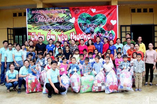 Hơn 300 suất quà về với học sinh nghèo Quế Phong