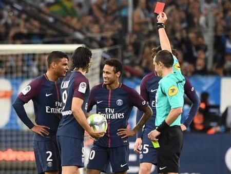 Cảnh sát phải bảo vệ để Neymar đá phạt góc