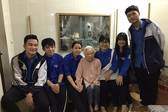 Học sinh trường Phan tặng quà tri ân 14 Mẹ Việt Nam Anh hùng