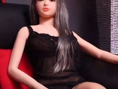 Đột nhập nhà chứa cho thuê búp bê tình dục