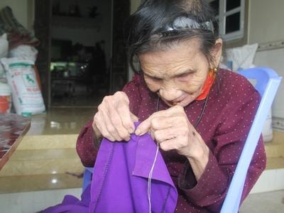 Cụ bà 85 tuổi mù lòa vẫn xâu kim, may vá lanh lẹ