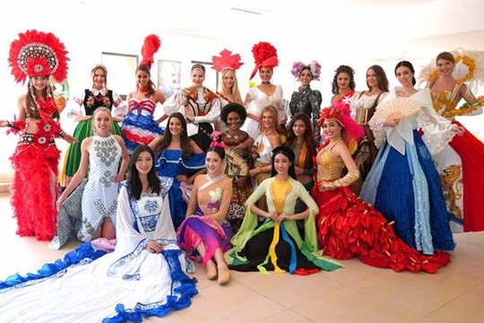 Đỗ Mỹ Linh diện áo tứ thân, duyên dáng bên các thí sinh Miss World