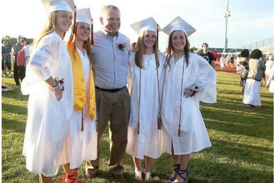 Chị em sinh 4 cùng đậu vào trường y để tưởng nhớ mẹ đã mất